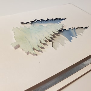 Carte de sapin de Noël argentée, bleue et blanche faite main, carte de Noël de luxe, carte 3D unique, carte de voeux 3D