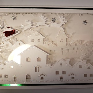 Scène enneigée du réveillon de Noël blanc faite à la main avec le Père Noël, carte de Noël de luxe, carte shaker 3D unique, carte de vœux 3D