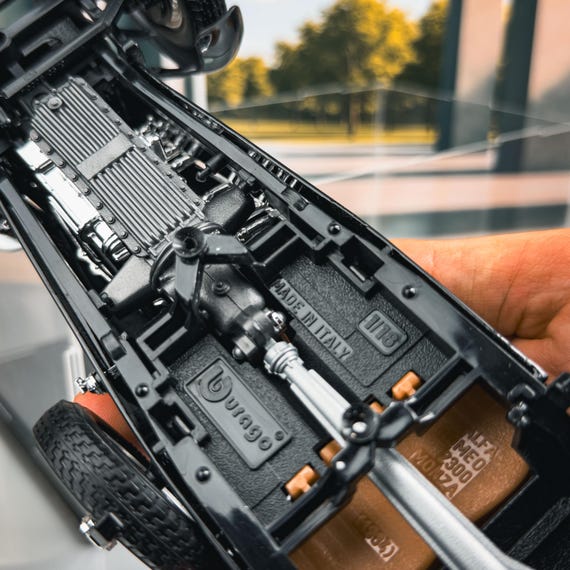 ブラーゴ 1/18 アルファロメオ8c モンツァ2300 1931 木製台座付き