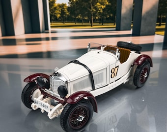 Maisto 1/18 Scale Model Car 31811 - 1966 Mercedes Benz 280SE - Red