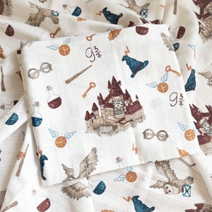 Könnte beinhalten: Weißer Stoff mit Harry-Potter-Motiv. Der Stoff zeigt verschiedene Bilder, darunter Hogwarts-Schloss, einen goldenen Schnatz, einen Blitz und die Worte "9 3/4".