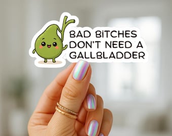 Puede incluir: Una pegatina de vinilo troquelada que presenta un personaje de vesícula biliar verde, lindo y sonriente, con brazos y piernas, acompañado del texto negro: BAD BITCHES DON'T NEED A GALLBLADDER. La pegatina tiene un borde blanco y acabado mate.