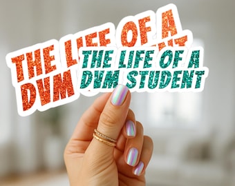 Puede incluir: Una pila de pegatinas con el texto "THE LIFE OF A DVM STUDENT". La pegatina superior tiene texto con purpurina naranja y la inferior tiene texto con purpurina verde azulado. Las pegatinas están sujetas por una mano con anillos dorados y esmalte de uñas iridiscente.