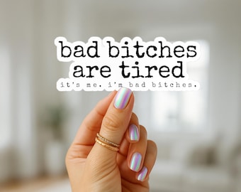 Può includere: Un adesivo bianco fustellato con il testo nero 'bad bitches are tired' in un carattere in stile macchina da scrivere, con il testo più piccolo 'it's me. i'm bad bitches.' sottostante. L'adesivo presenta un bordo bianco netto.