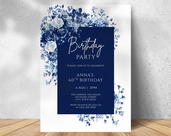 Op de afbeelding: Een uitnodiging voor een verjaardagsfeestje met een marineblauwe achtergrond en bloemaccenten. De uitnodiging bevat de tekst "Birthday Party" en details voor Anna's 60e verjaardag, inclusief datum, tijd en locatie.