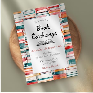 Puede incluir: Una invitación rectangular para un intercambio de libros, con un diseño de acuarela de libros apilados en tonos de rojo, naranja y verde azulado. El texto de la invitación dice "Book Exchange" con los detalles del evento.