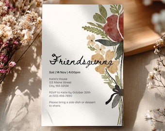 Puede incluir: Una invitación de Friendsgiving con detalles florales en acuarela. La invitación presenta el texto "Friendsgiving" en una escritura elegante, junto con los detalles del evento. El diseño incluye un ramo de flores en tonos rojos, verdes y amarillos.