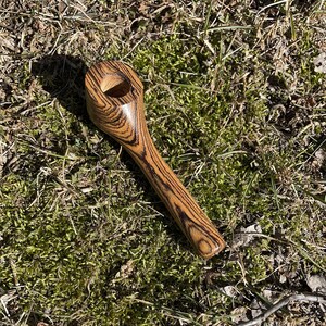 Pipe à main en bois dur à tige ronde de 4 1/8 po. de long