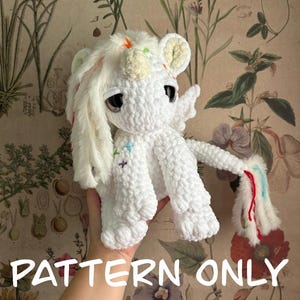Patrón de peluche amigurumi Bella la bebé Dragoncorn de GANCHILLO