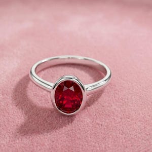 Minimalistischer Sterling Silber Roter Edelstein Ring, zierliches stapelbares Band, Stein im Ovalschliff