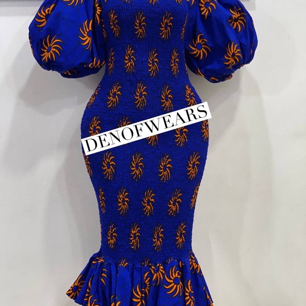 Robe bleue smockée. Robe élastique. Robe imprimée africaine. Robe moulante. Robe mode pour femmes africaines. Robe mi-longue à imprimé africain.