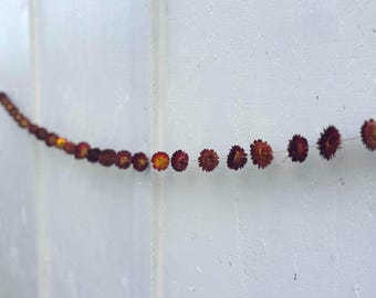 Guirnalda de flores de paja rojas secas