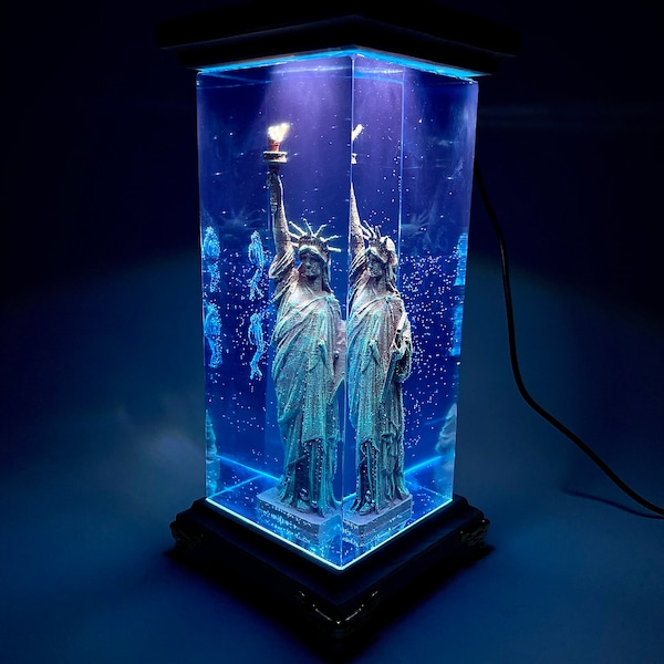 Empire of State Statue and Scuba Divers Epoxy Resin Night Light, Underwater Art, Christmas Gifts, Diorama Art, Home illumination, USA Art