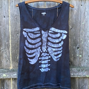 Canotta da donna con scheletro batik, maglietta tie-dye con scollo a V e stampa di Halloween
