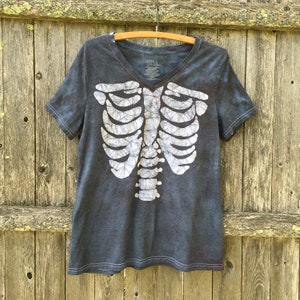 Women’s L Batik  Skeleton Top Tie Dye V Neck Tee