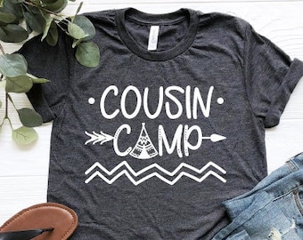 Camisetas de campamento para primos, camisetas de campamento a juego para hombres, niños y mujeres, camisetas para niños y niñas, camisetas para niños pequeños, camisetas sin mangas con cuello en V para abuelas, abuelos y abuelos.