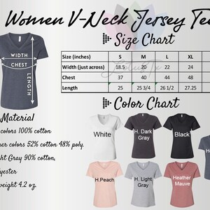 Puede incluir: Una tabla de tallas y una tabla de colores para una camiseta de jersey de cuello en V para mujer. La tabla muestra las tallas S, M, L, XL y 2XL con las medidas correspondientes en pulgadas para el ancho, el pecho y la longitud. La tabla de colores muestra la camiseta en blanco, gris oscuro jaspeado, negro, azul marino jaspeado, melocot&oacute;n jaspeado, gris claro jaspeado y malva jaspeado.