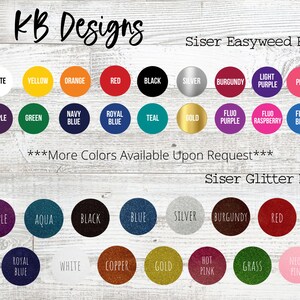 K&ouml;nnte beinhalten: Eine Farbkarte mit Farbmustern f&uuml;r Siser Easyweed und Siser Glitter Heat Transfer Vinyl. Die Karte enth&auml;lt Farben wie Wei&szlig;, Gelb, Orange, Rot, Schwarz, Silber, Burgunderrot, Helllila, Rosa, Lila, Gr&uuml;n, Marineblau, K&ouml;nigsblau, T&uuml;rkis, Gold, Fluoreszierendes Lila, Fluoreszierendes Himbeerrot, Fluoreszierendes Blau, Aqua, Blau und mehr. Die Karte enth&auml;lt auch den Text "KB Designs" und "***Weitere Farben auf Anfrage erh&auml;ltlich***".