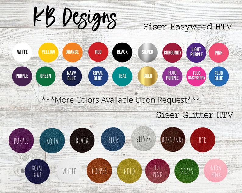 K&ouml;nnte beinhalten: Eine Farbkarte mit Farbmustern f&uuml;r Siser Easyweed und Siser Glitter Heat Transfer Vinyl. Die Karte enth&auml;lt Farben wie Wei&szlig;, Gelb, Orange, Rot, Schwarz, Silber, Burgunderrot, Helllila, Rosa, Lila, Gr&uuml;n, Marineblau, K&ouml;nigsblau, T&uuml;rkis, Gold, Fluoreszierendes Lila, Fluoreszierendes Himbeerrot, Fluoreszierendes Blau, Aqua, Blau und mehr. Die Karte enth&auml;lt auch den Text "KB Designs" und "***Weitere Farben auf Anfrage erh&auml;ltlich***".