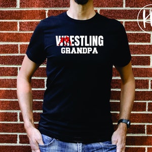 Puede incluir: Camiseta negra con texto blanco que dice "Wrestling Grandpa".
