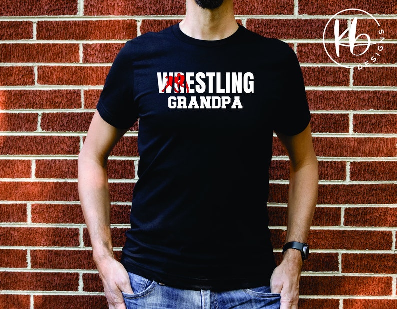 Puede incluir: Camiseta negra con texto blanco que dice "Wrestling Grandpa".
