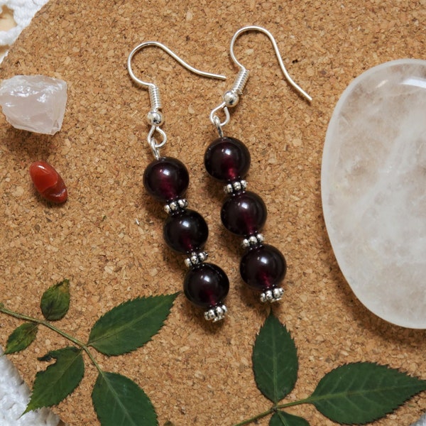 Boucles d'oreilles lithothérapie gemme grenat, pendantes trois perles 8mm, pierre naturelle couleur rouge bordeaux
