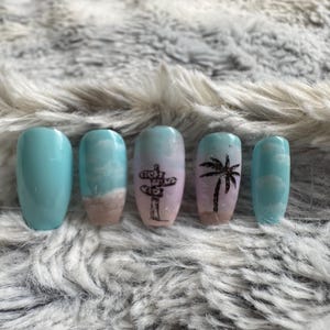Unhas postiças de verão na praia