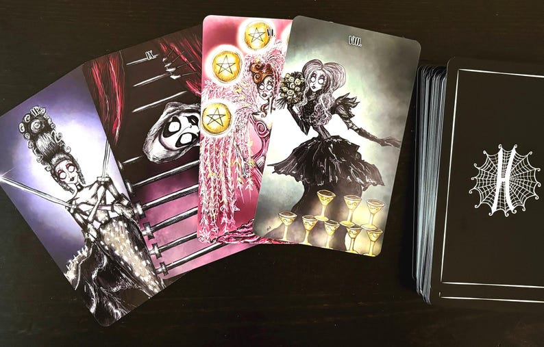 Baraja de Tarot Drag de Fantasía Gótica de Hannah's Goth Haus - Baraja completa (78 cartas) imagen 1