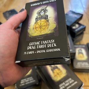 Baralho de Tarô Drag de Fantasia Gótica da Hannah's Goth Haus - Caixas Danificadas - Reciclagem - Preço com Desconto!