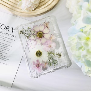 Étui pour e-book avec fleurs pressées avec nom, bracelet et chaîne pour Kindle 2024,Paperwhite 12e 11e génération,Kobo Clara Colour,BOOX Go Color7 Leaf 5C