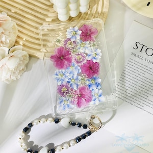 Étui personnalisé avec nom personnalisé, fleur bleue rose pressée avec chaîne et bracelet pour Kindle 6'' 2024 2022, Colorsoft, Paperwhite 12e 11e génération, Boox Leaf 5C