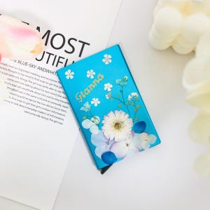 Echte gepresste Blume benutzerdefinierte Name Metall Kartenhalter, ultradünne Pop-up-Design, RFID-blockierende Anti-Diebstahl-Brieftasche, ein tolles Geschenk für Mama