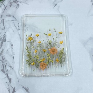 Funda con flores amarillas de Wildgrass para Kindle Colorsoft, Kindle Paperwhite de 12.ª y 11.ª generación, Kindle de 6 pulgadas (2024 y 2022), Kindle Oasis de 7 pulgadas (2019) y Scribe de 10,2 pulgadas. imagen 7