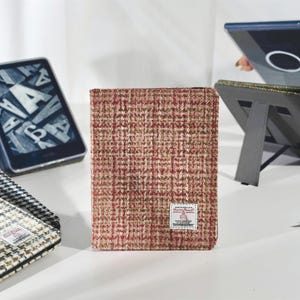 以下が含まれることがあります： 黒い持ち手と「But First, Coffee」の文字が黒い手書き風フォントで書かれた白いセラミックマグ。マグカップは白い表面に置かれています。