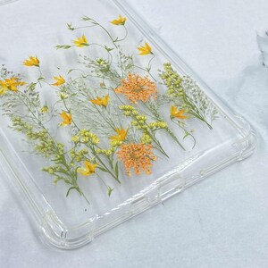 Funda con flores amarillas de Wildgrass para Kindle Colorsoft, Kindle Paperwhite de 12.ª y 11.ª generación, Kindle de 6 pulgadas (2024 y 2022), Kindle Oasis de 7 pulgadas (2019) y Scribe de 10,2 pulgadas. imagen 2
