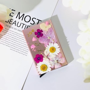 Benutzerdefinierter Name gepresste Blumen Metall-Kreditkartenhalter, schlankes Pop-Up-Design, RFID-blockierende Anti-Diebstahl-Swipe-Karte, einfacher und leichter Kartenhalter