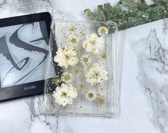 Funda con estampado de flores blancas y lámina dorada para Kindle Colorsoft, Kindle Paperwhite de 12.ª y 11.ª generación, Kindle de 6 pulgadas (2024 y 2022), Kindle Oasis de 7 pulgadas (2019) y Scribe de 10,2 pulgadas.