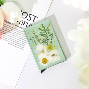 Daisy gepresste Blume benutzerdefinierte Name Metall Kartenhalter, Pop-up schlankes Design, einfacher und leichter Kartenhalter, RFID Anti-Diebstahl-Brieftasche