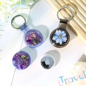 Lila-blau gepresste Blume Airtag wasserdichte Hülle, klare Anti-Fall-Hülle für Tracker, Brieftaschen, Katzen- und Hunde-Haustierhalsbänder, Gepäck, Schlüsselanhänger