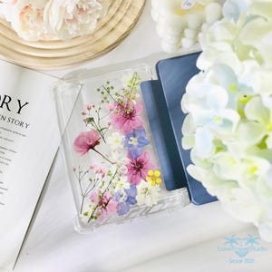 Étui personnalisé pour fleurs séchées avec chaîne et bracelet pour Kindle 6 pouces 2024 2022, Colorsoft, Paperwhite 12e génération, Oasis 2019 7 pouces, Kobo Clara Color