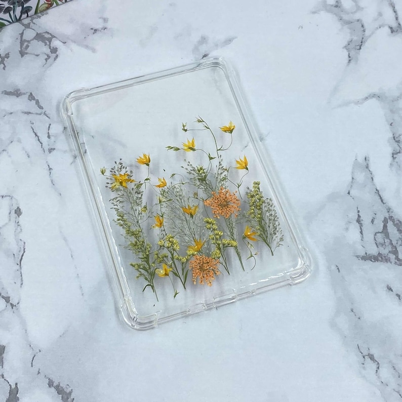 Funda con flores amarillas de Wildgrass para Kindle Colorsoft, Kindle Paperwhite de 12.ª y 11.ª generación, Kindle de 6 pulgadas (2024 y 2022), Kindle Oasis de 7 pulgadas (2019) y Scribe de 10,2 pulgadas. imagen 1