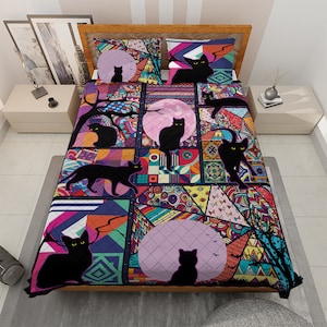 Op de afbeelding: Een kleurrijk quilt met een patchwork-ontwerp met zwarte katten en een volle maan. De quilt is gemaakt van verschillende stoffen in tinten roze, paars, blauw, groen, geel en oranje. De quilt is perfect om een vleugje whimsy toe te voegen aan elke slaapkamer.