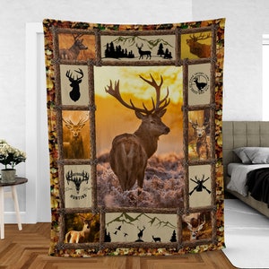 Può includere: Un arazzo marrone e beige con un collage di silhouette di cervi e immagini di cervi in un ambiente boschivo. L'arazzo ha un tema rustico e boschivo e include il testo "Don't  Just Hunt,  Hunting".