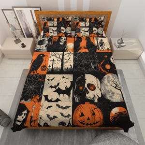Op de afbeelding: Een zwart en oranje Halloween-deken met een patchwork-ontwerp. Het deken bevat verschillende griezelige afbeeldingen, waaronder vleermuizen, schedels, pompoenen en een raaf.