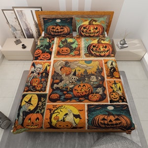 Pode incluir: Uma colcha de retalhos com um tema de Halloween vintage com várias imagens de abóboras, fantasmas e bruxas. A colcha é feita de uma variedade de tecidos em laranja, marrom e preto.