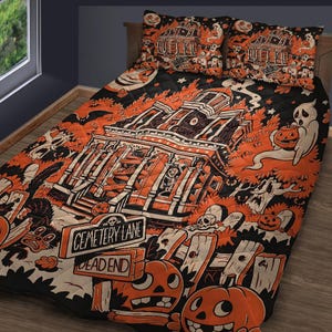 Könnte beinhalten: Eine schwarze und orangefarbene Halloween-Bettdecke mit einem Spukhaus, Geistern, Kürbissen und einem Schild mit der Aufschrift "Cemetery Lane Dead End".