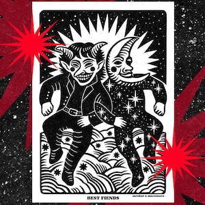 Puede incluir: Ilustración digital en blanco y negro de un diablo y una luna abrazándose. El diablo tiene cuernos y una sonrisa, la luna está cubierta de estrellas. Las palabras "BEST FIENDS" están en la parte inferior. Las palabras "DIGITAL FILE" están en la parte superior.