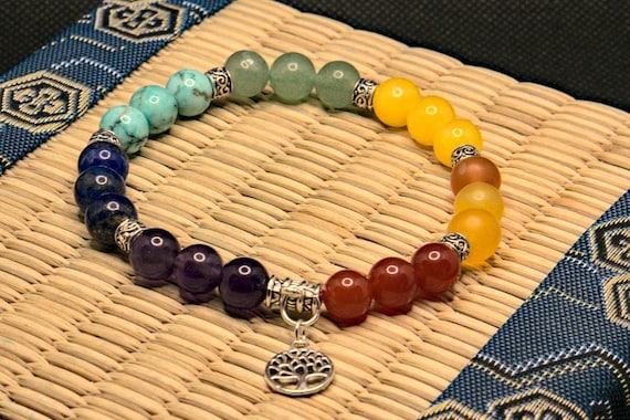 Braccialetto 7 chakra e perle di metallo 4mm AA