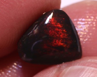 Edelsteenkwaliteit rode kleur Lightning Ridge Black Opal Rub Rough DO-4713