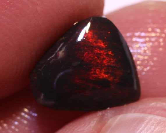 K18 ブリオレットBlack Opal トップ Gem Quality Red Colour Lightning Ridge Black Opal Rub Rough DO